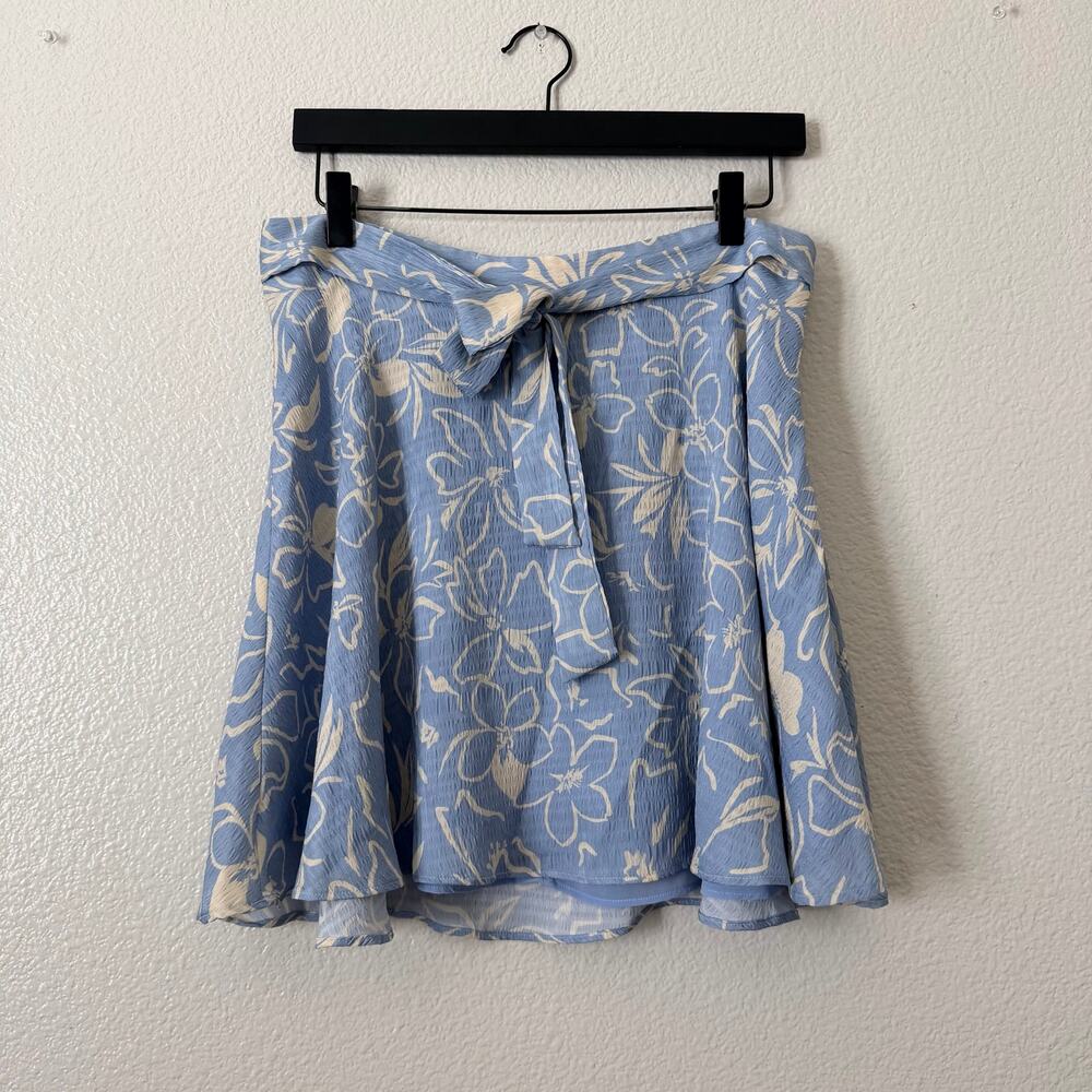 ASTR The Label floral outline print tie waist short skirt light blue white